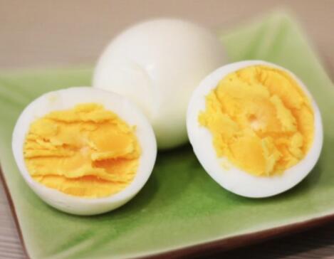 吃水煮蛋的好处是什么？吃水煮蛋的饮食禁忌，这些人不能吃！